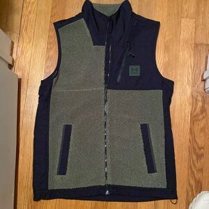 Green medium under armour vest
